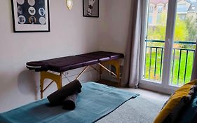 Bright Flat Near Disneyland With Private Parking